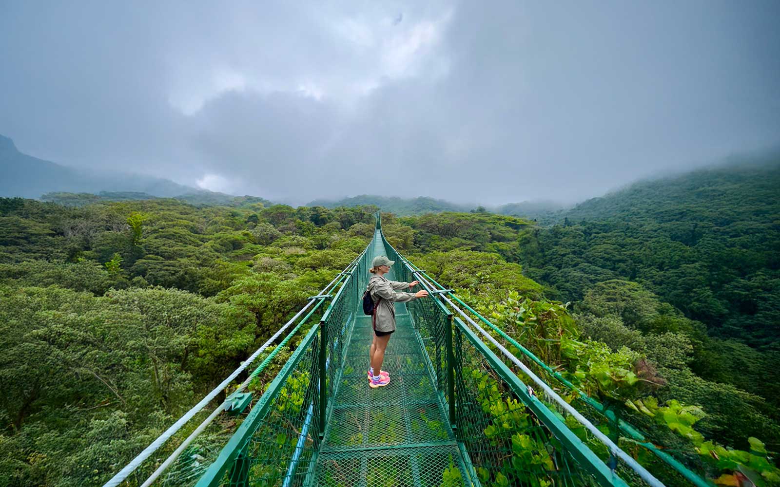 Puente colgante de Selvatura Park sobre el bosque nuboso de Monteverde