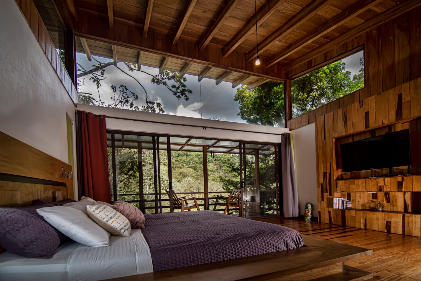 Dormitorio principal de Casa Ficus con vista panorámica al bosque nuboso