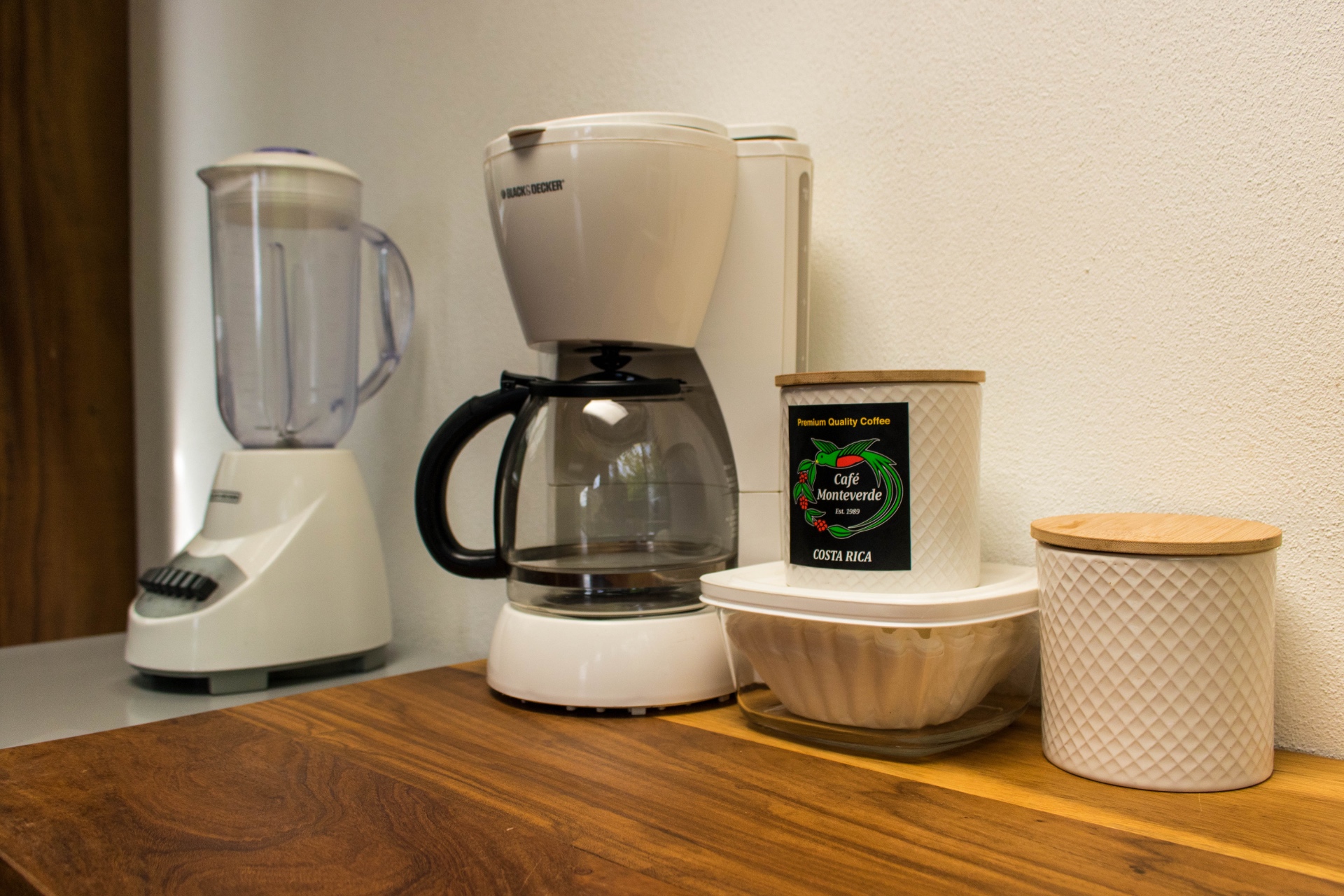 Cafetera, licuadora y café de Monteverde en la cocina del Studio Carambola